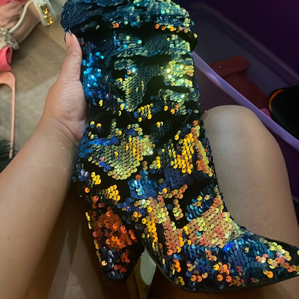 Bamboo color flip boots . Size 9 .